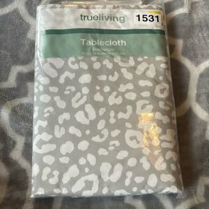 True living cheetah print tablecloth, grey and white rectangle shape 52”x70” NEW